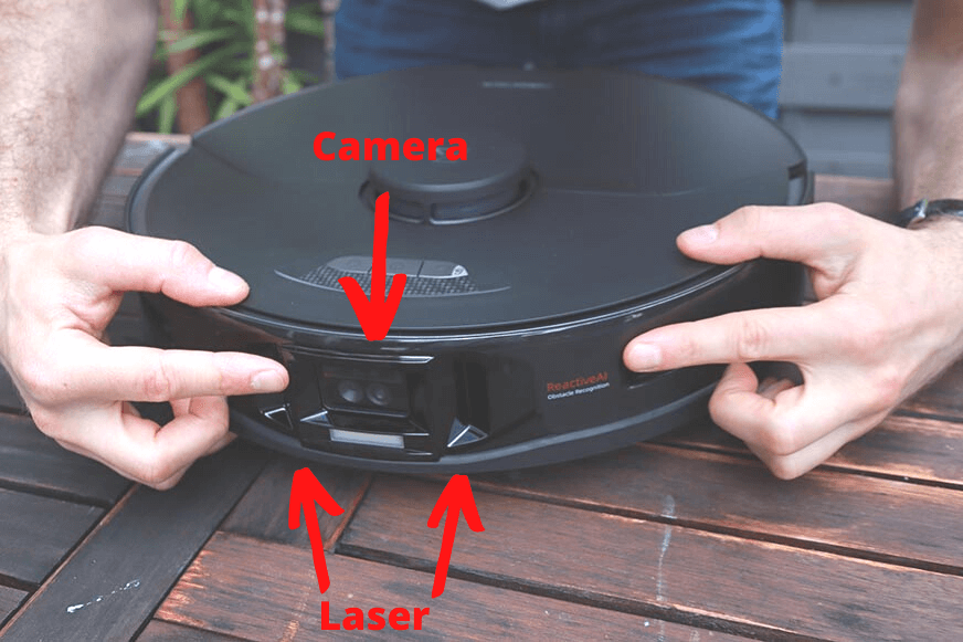 Крупный план камеры и лазера, встроенных в переднюю часть бампера Roborock S7 MaxV.